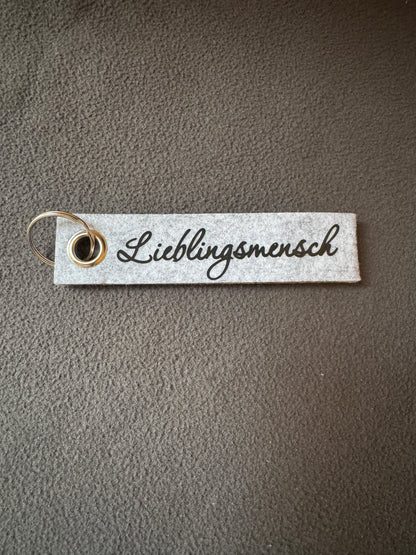 Filz-Schlüsselanhänger mit dem Spruch „Lieblingsmensch“, handgemacht und nachhaltig.
