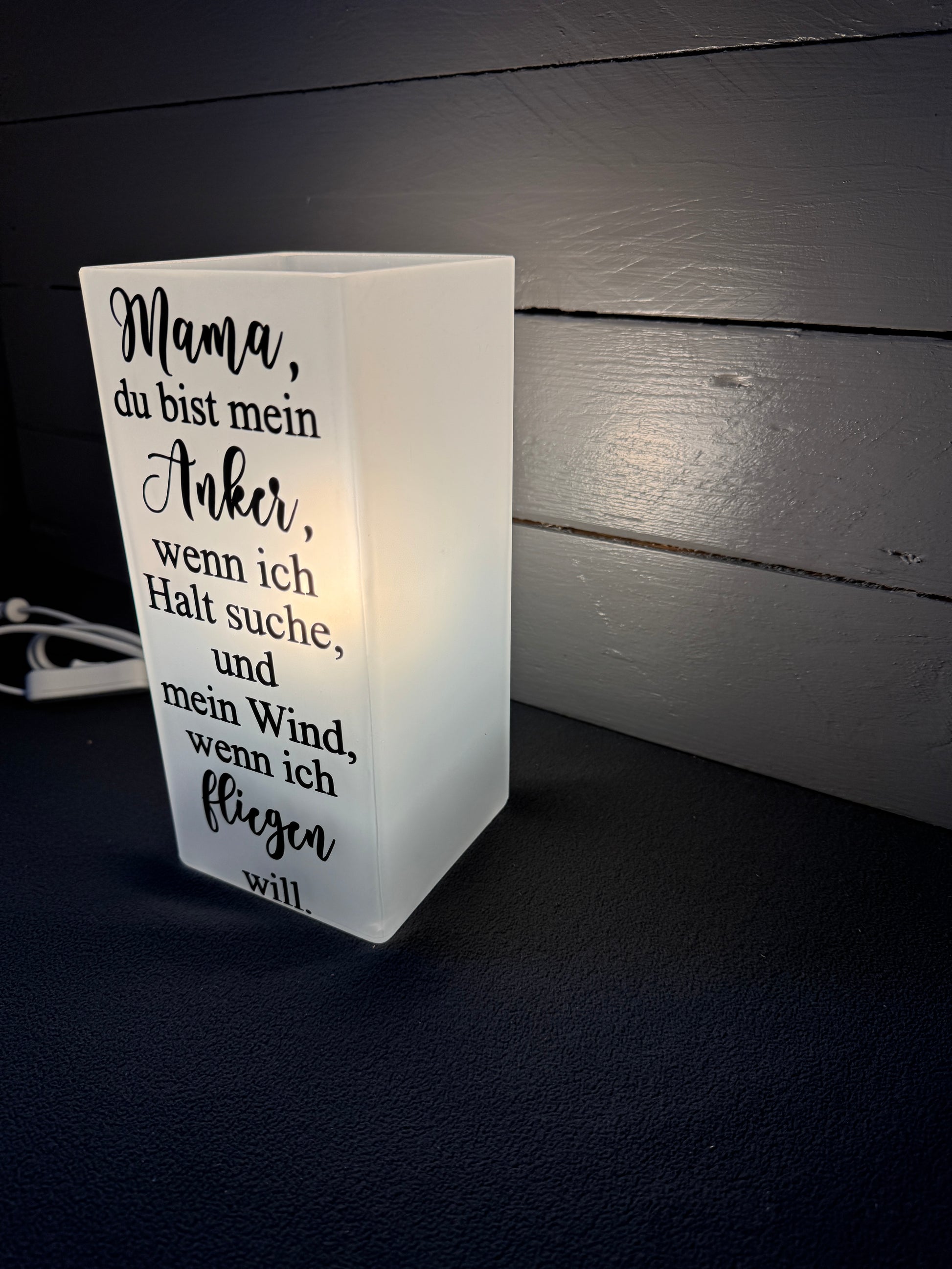 Personalisierte Glaslampe für Mama – Handgefertigt mit Spruch „Anker & Wind“

