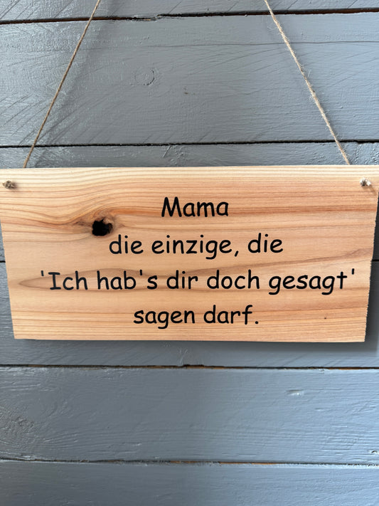 Schild „Mama – die Einzige, die ‚Ich hab’s dir doch gesagt‘ sagen darf“ – Liebevoll. Wahr. Und einfach Mama. 💕