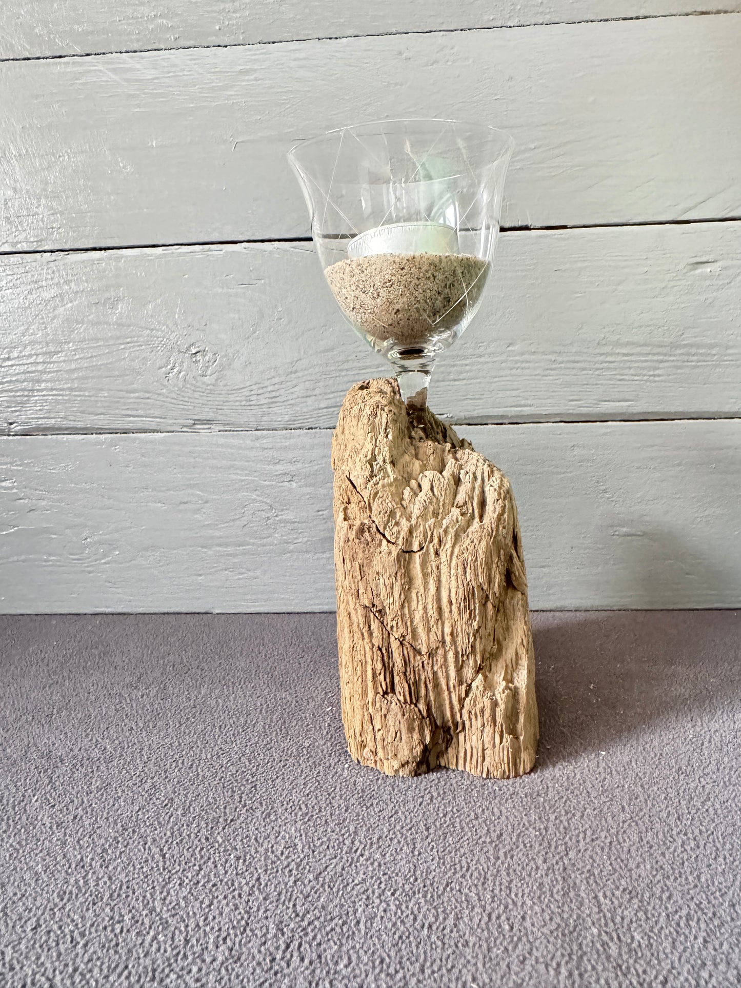 Maritimes Wohnaccessoire aus Ostsee-Treibholz mit Glas Teelichthalter