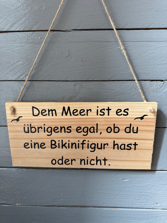Schild „Dem Meer ist es übrigens egal, ob du eine Bikinifigur hast oder nicht“ – Maritimer Mutmacher mit Herz und Humor 🐬❤️