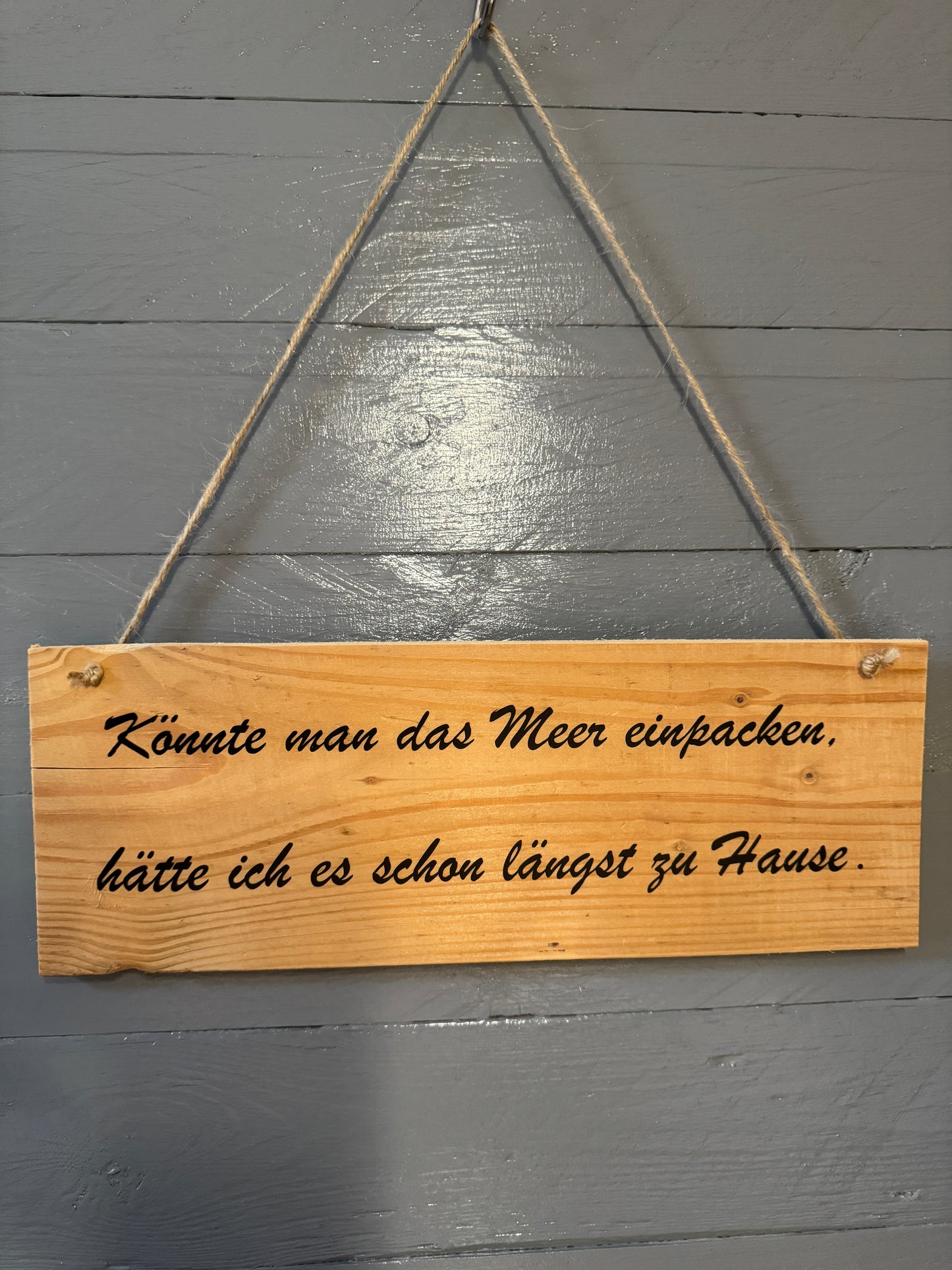 Dekoratives Holzschild mit maritimen Motiv und Sisalaufhängung für Meerliebhaber