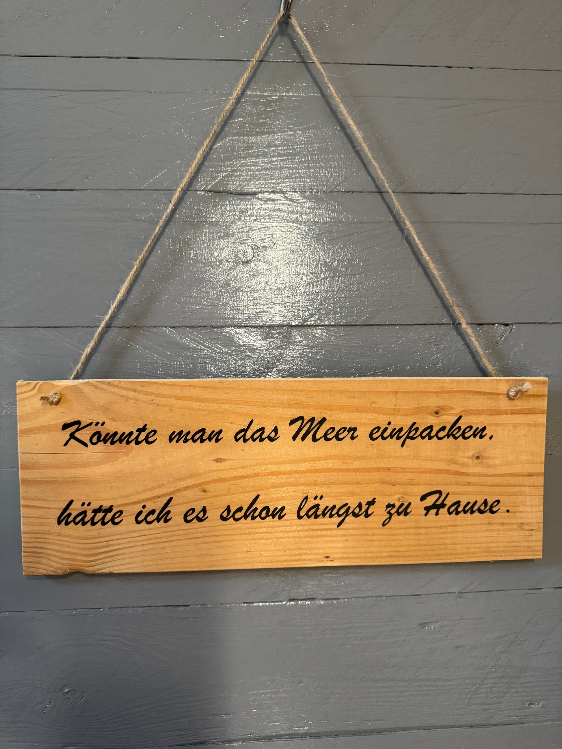 Dekoratives Holzschild mit maritimen Motiv und Sisalaufhängung für Meerliebhaber