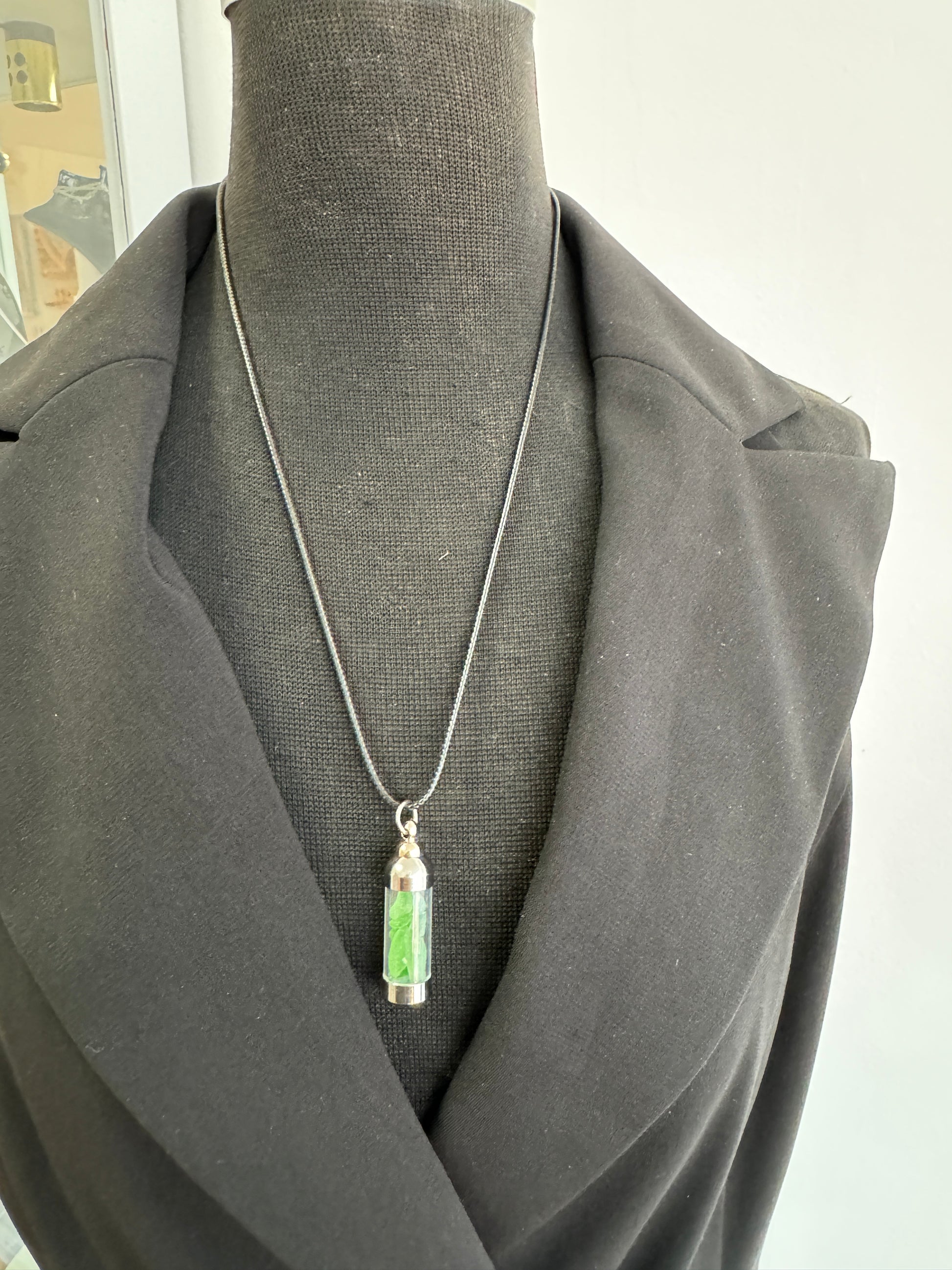 Meerglas-Kette in Braun-Grün an nickelfreier Metallkette – handgefertigtes Ostsee-Unikat aus nachhaltigem Naturglas.