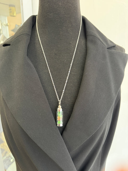 Zweifarbige Meerglas-Kette in Braun-Grün an nickelfreier Metallkette – handgefertigtes Ostsee-Unikat aus nachhaltigem Naturglas.