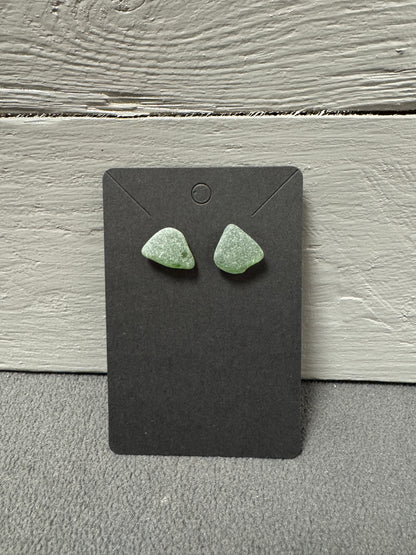 Natürliche Ohrstecker aus recyceltem Küstenglas in kräftigem Grünton.