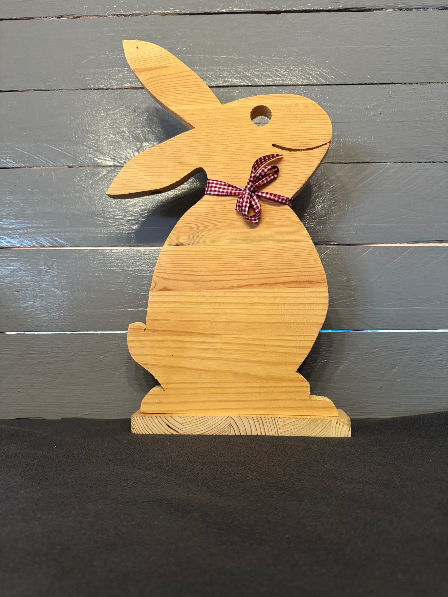 Mittlerer Holz-Osterhase handgefertigt aus Naturholz mit sichtbarer Maserung