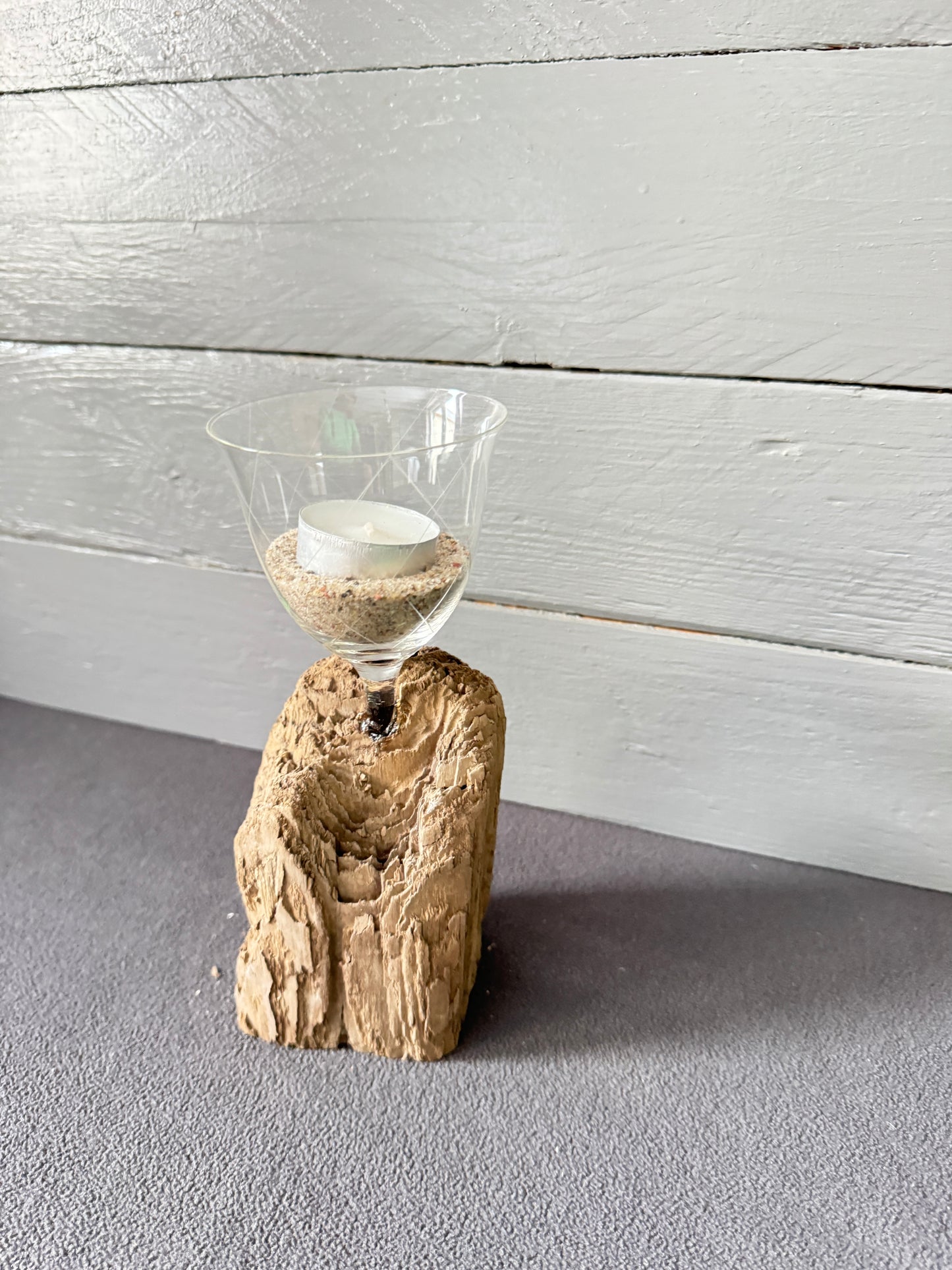 Nachhaltiger Treibholz Kerzenhalter mit upgecyceltem Glas und Sandfüllung