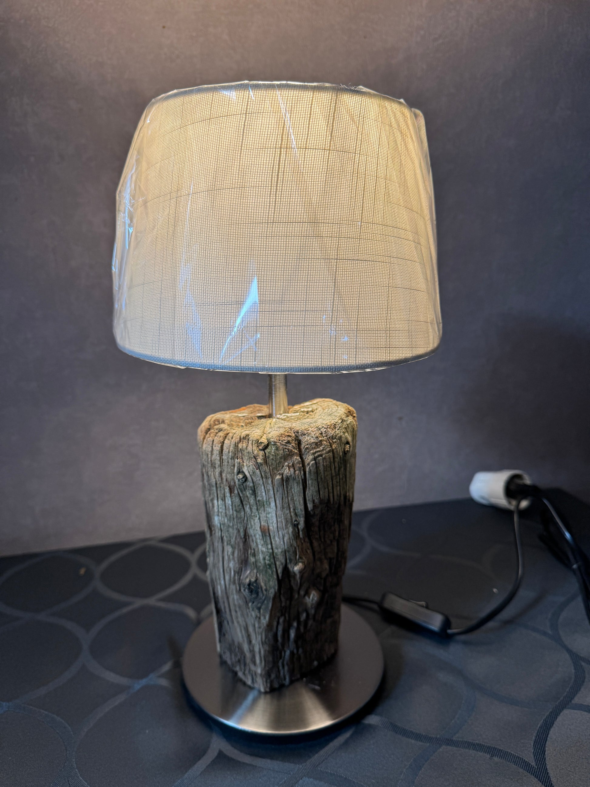 Rostige Metallreste im Treibholz – rustikale Details als Teil des Designs