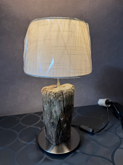Rostige Metallreste im Treibholz – rustikale Details als Teil des Designs