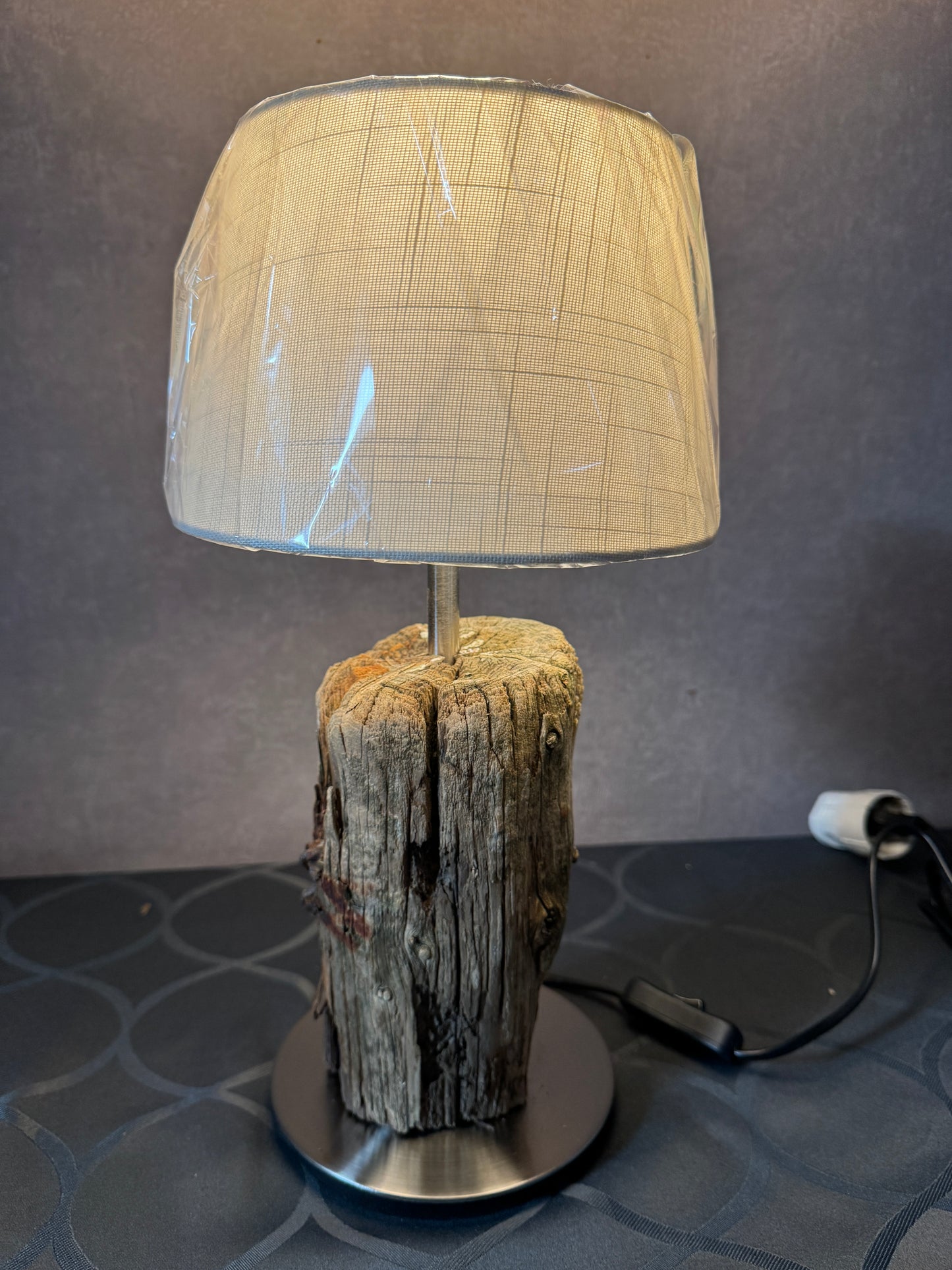 Wohnraum mit Treibholzlampe Nordlicht Pellworm – nordisches Ambiente