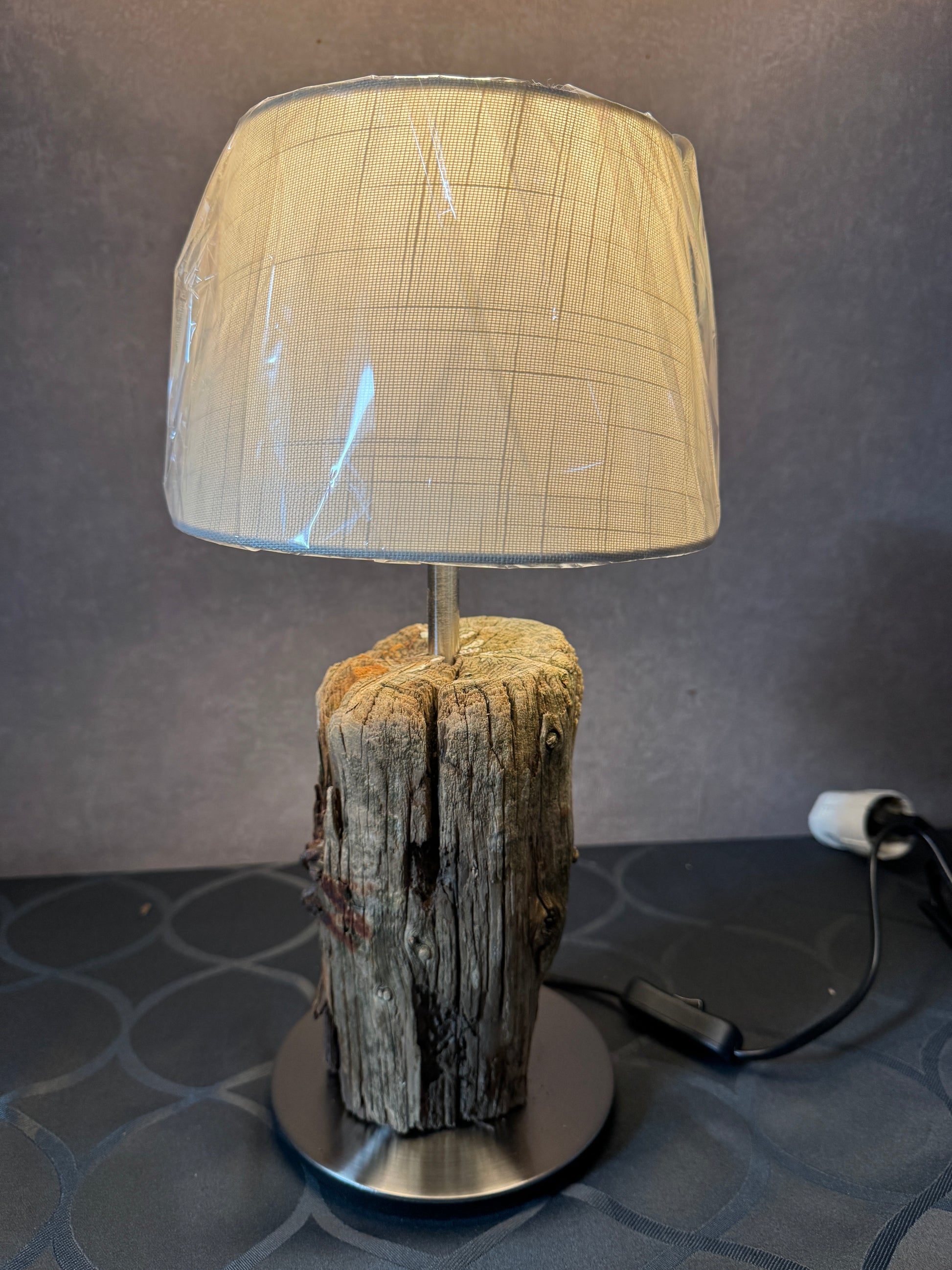 Wohnraum mit Treibholzlampe Nordlicht Pellworm – nordisches Ambiente