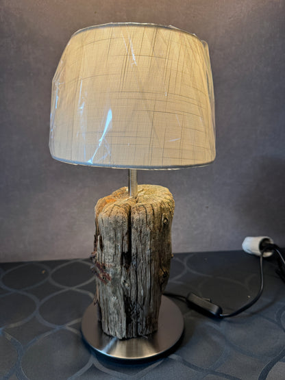 Wohnraum mit Treibholzlampe Nordlicht Pellworm – nordisches Ambiente