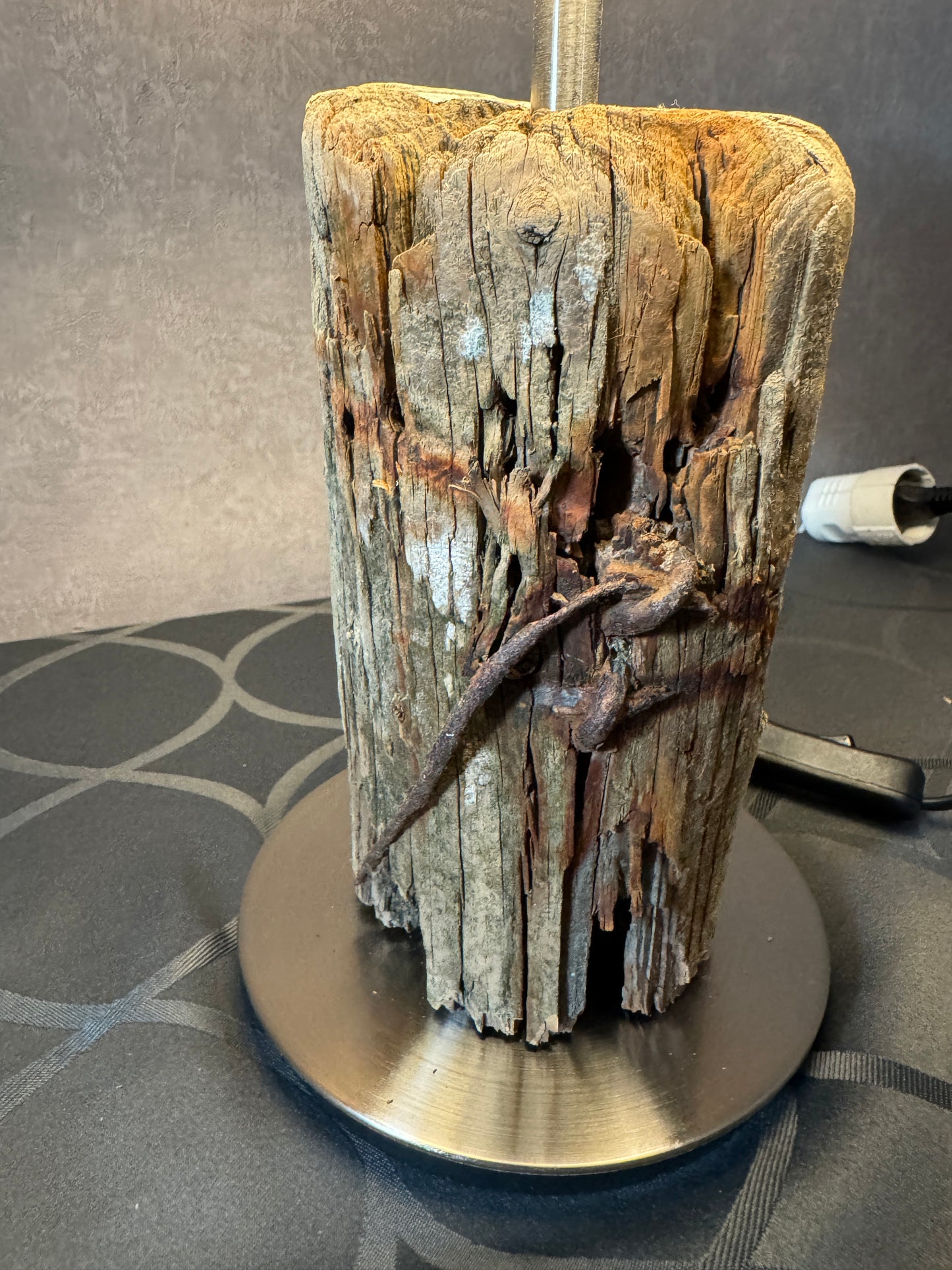 Seitenansicht: Kombination aus minimalistischem Fuß und rauem Holz
