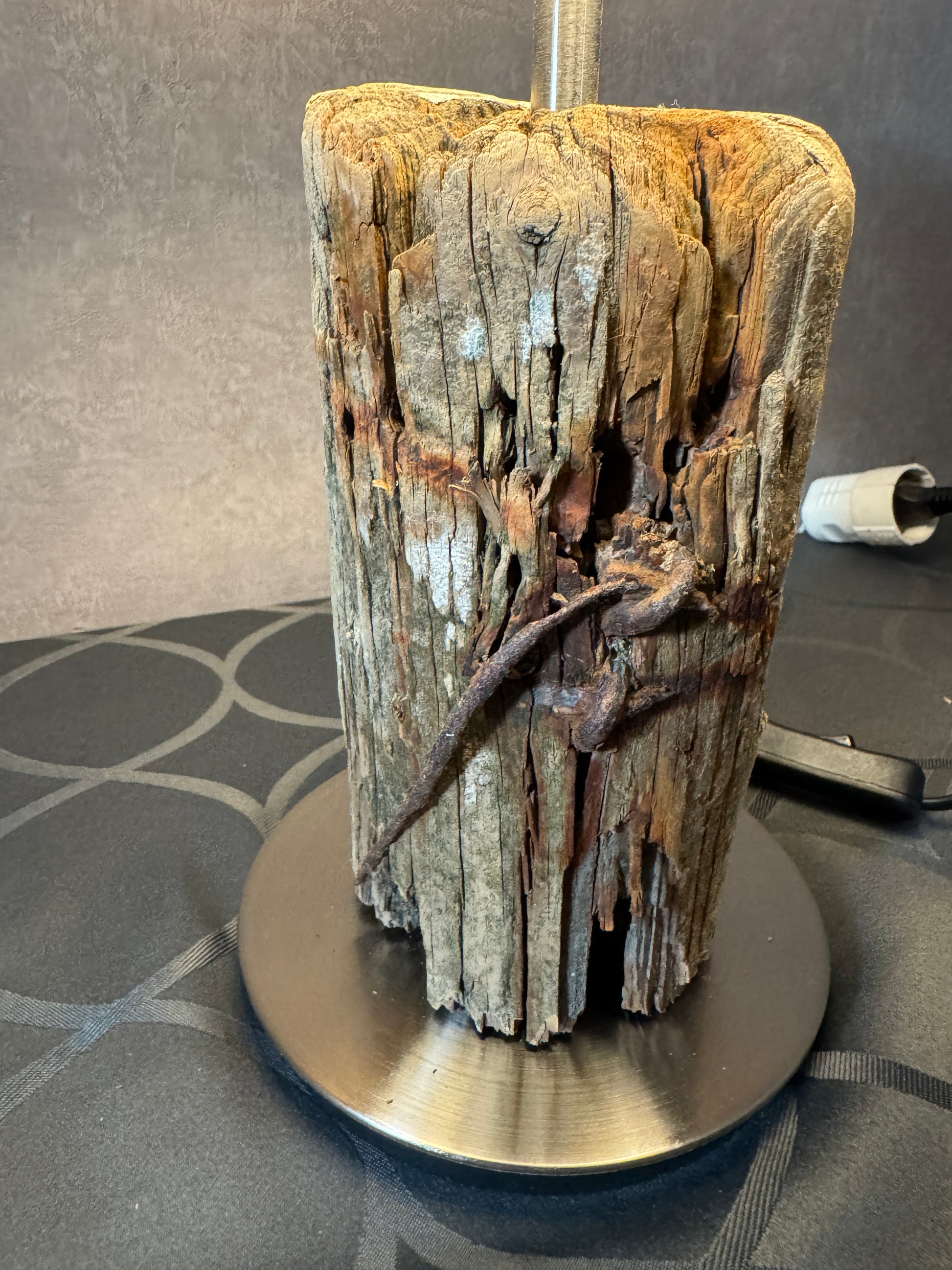 Seitenansicht: Kombination aus minimalistischem Fuß und rauem Holz