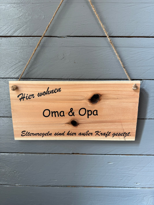 Schild „Hier wohnen Oma & Opa – Elternregeln sind hier außer Kraft gesetzt“ – Willkommen im Verwöhnparadies!