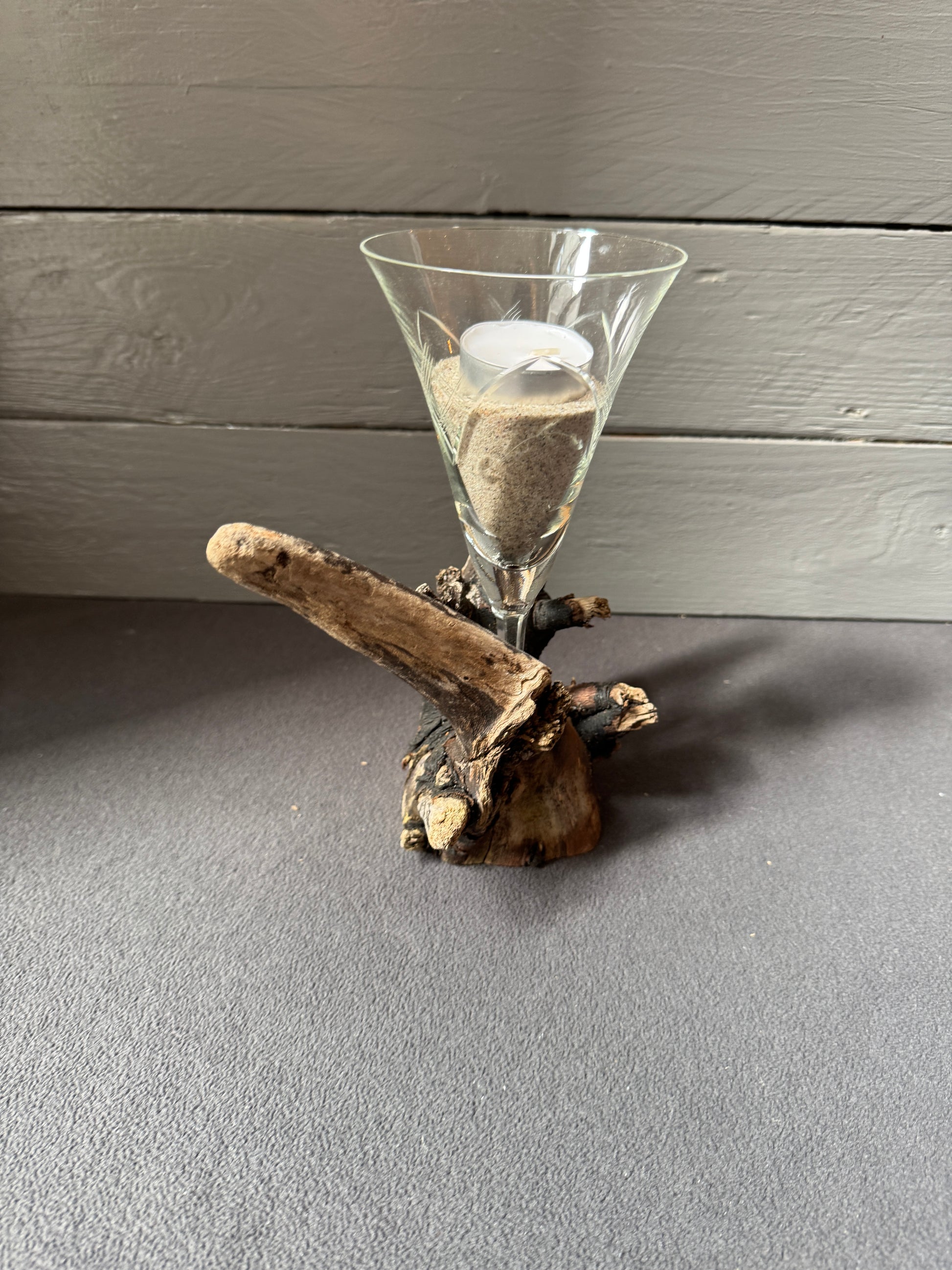 Kerzenhalter aus Ostsee-Treibholz mit recyceltem Weinglas – Maritime Handarbeit