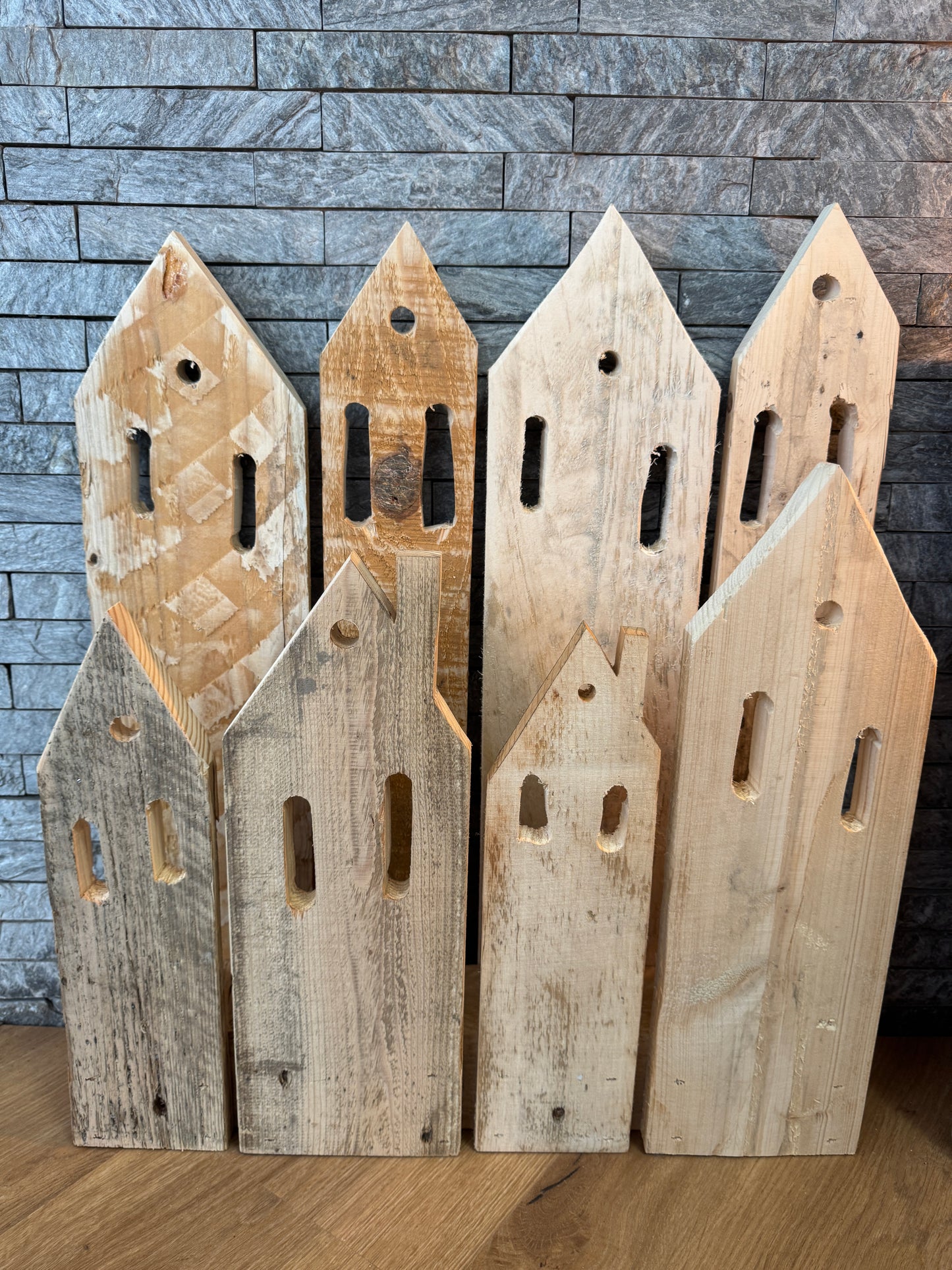 Rustikales Palettendorf mit Tannenbäumen, Ideale Weihnachts- und Winterdeko