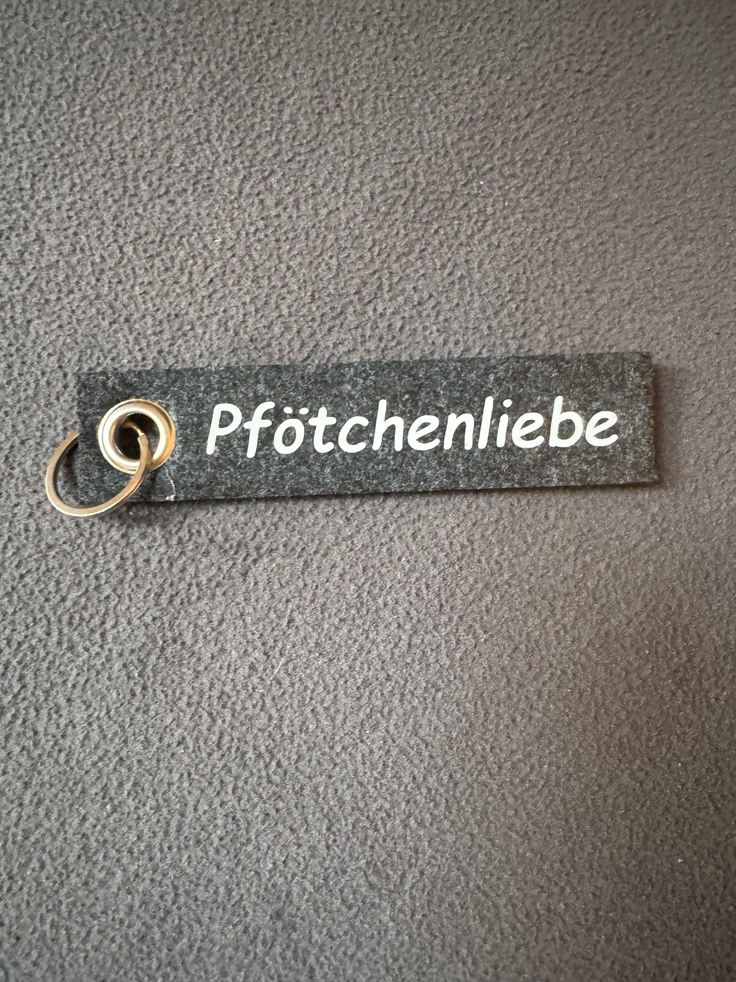 Tierfreunde-Schlüsselanhänger aus Filz „Pfötchenliebe“, handgefertigt.