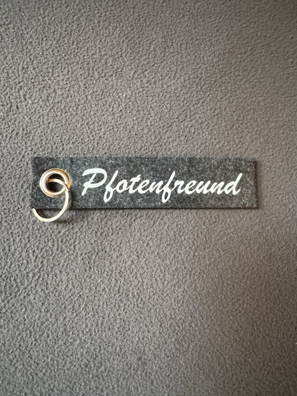 Dunkelgrauer Filzanhänger mit dem Motiv „Pfotenfreund“, nachhaltige Tierdeko.