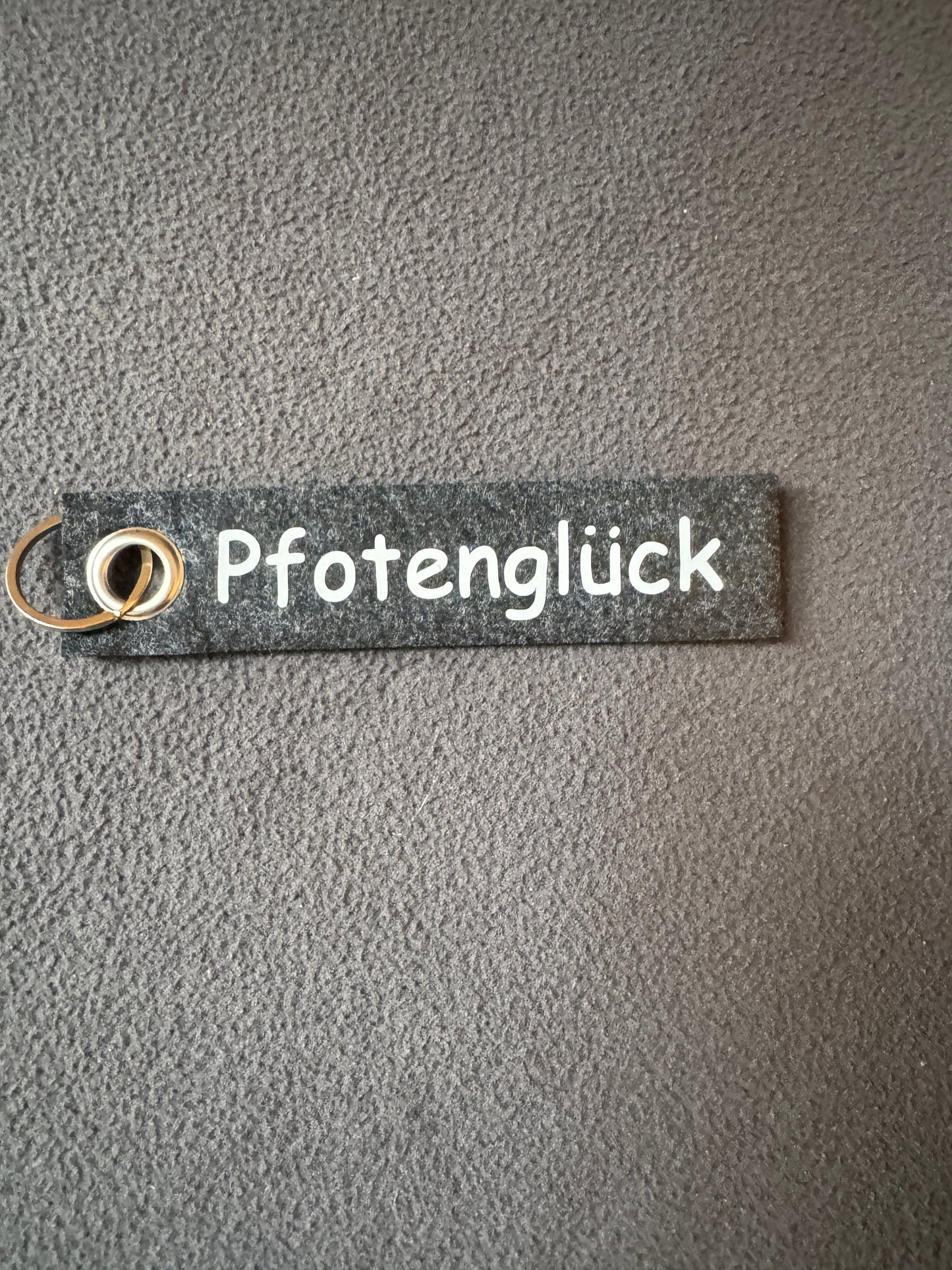 Filz-Schlüsselanhänger „Pfotenglück“, ideal für Hundeliebhaber.