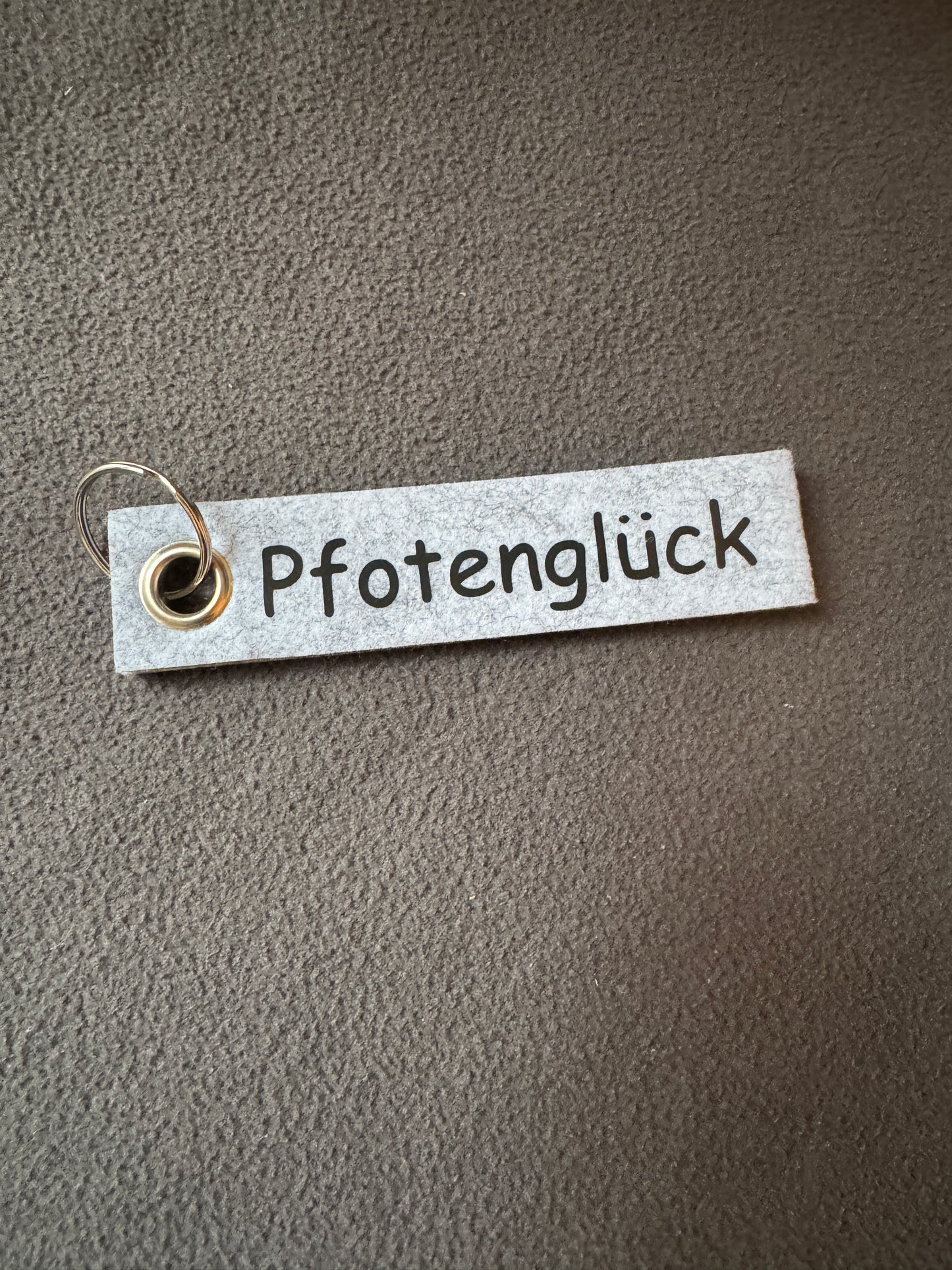 Filzanhänger „Pfotenglück“ in Schwarz, perfekt für Hundeliebhaber.