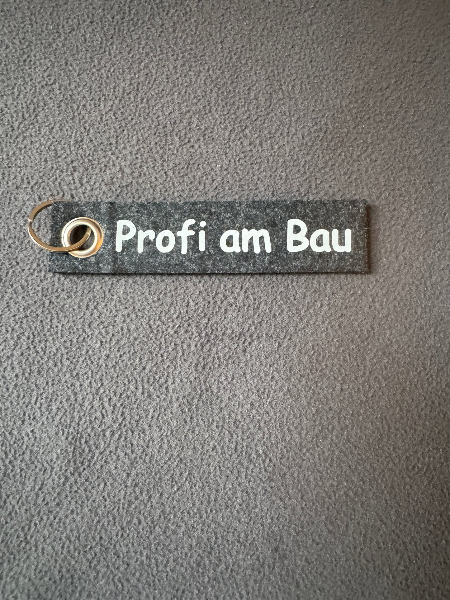 Filz-Schlüsselanhänger „Profi am Bau“, perfekt als kleines Geschenk.