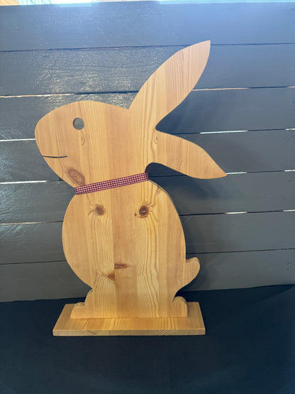 Handgefertigter großer Osterhase aus Holz als nachhaltige Osterdekoration