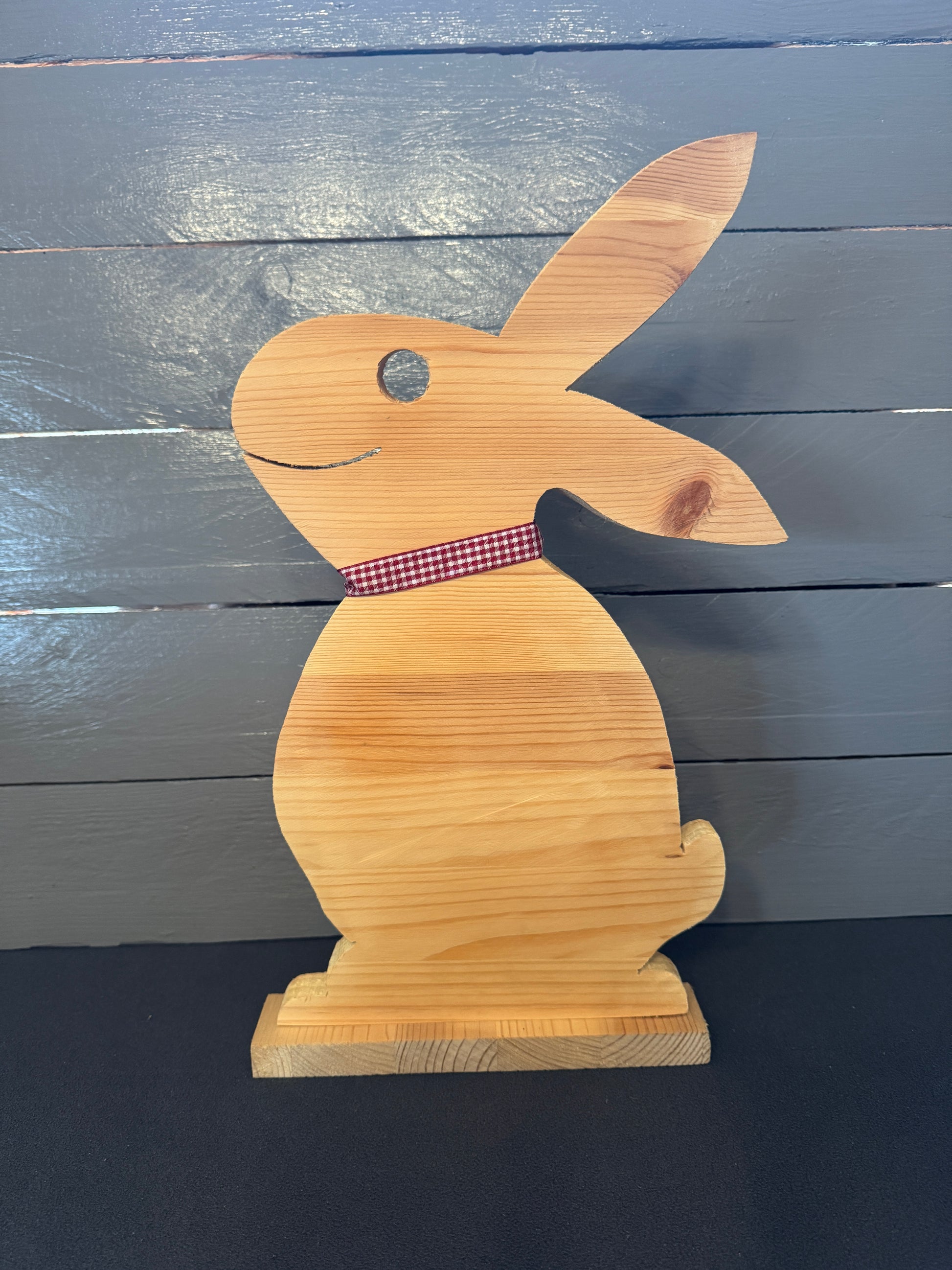 Handgefertigter mittlerer Osterhase aus Holz als nachhaltige Osterdekoration