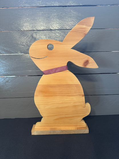 Handgefertigter mittlerer Osterhase aus Holz als nachhaltige Osterdekoration