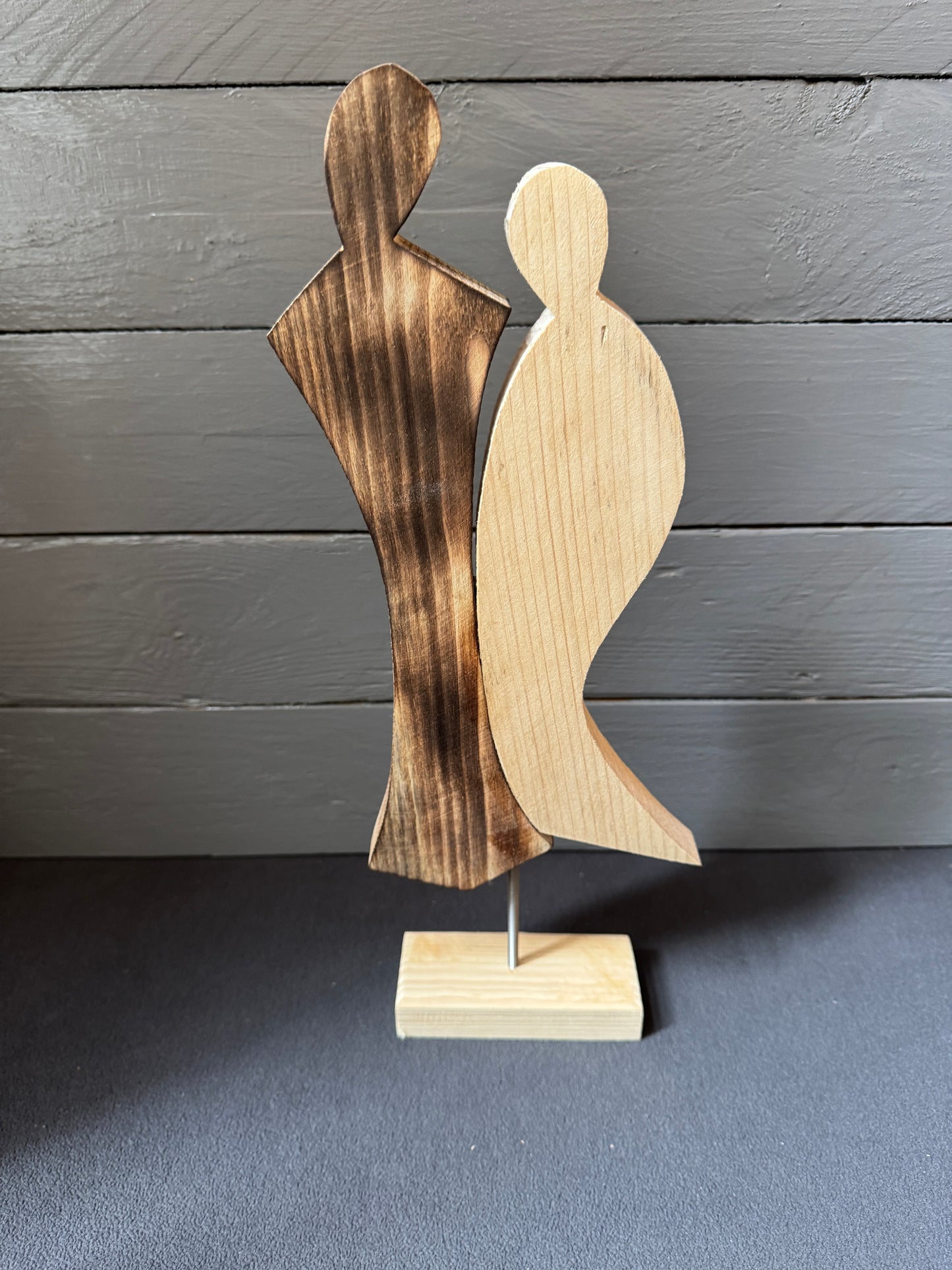 Handgefertigtes Palettenholz-Liebespaar – Persönliches Hochzeitsgeschenk mit rustikalem Charme
