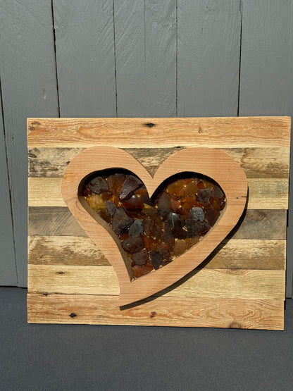 Maritimes Wandbild mit braunem Meerglasherz – Nachhaltige Wanddeko aus Ostsee-Fundstücken