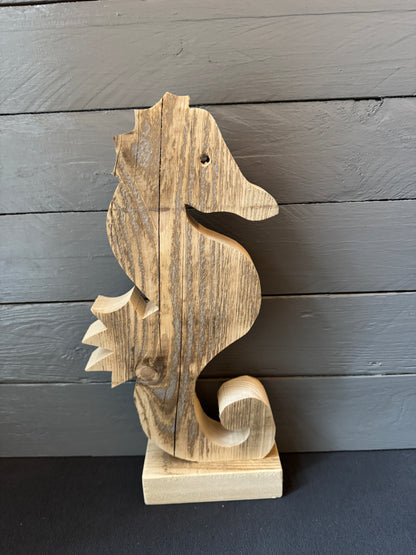 Rustikales Seepferdchen aus alter Holzbohle – Ein maritimer Hingucker mit Charme