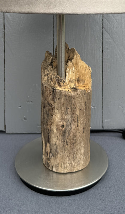 Detailaufnahme von naturbelassenem Nordsee-Treibholz – Lampe Seewind Nordstrand