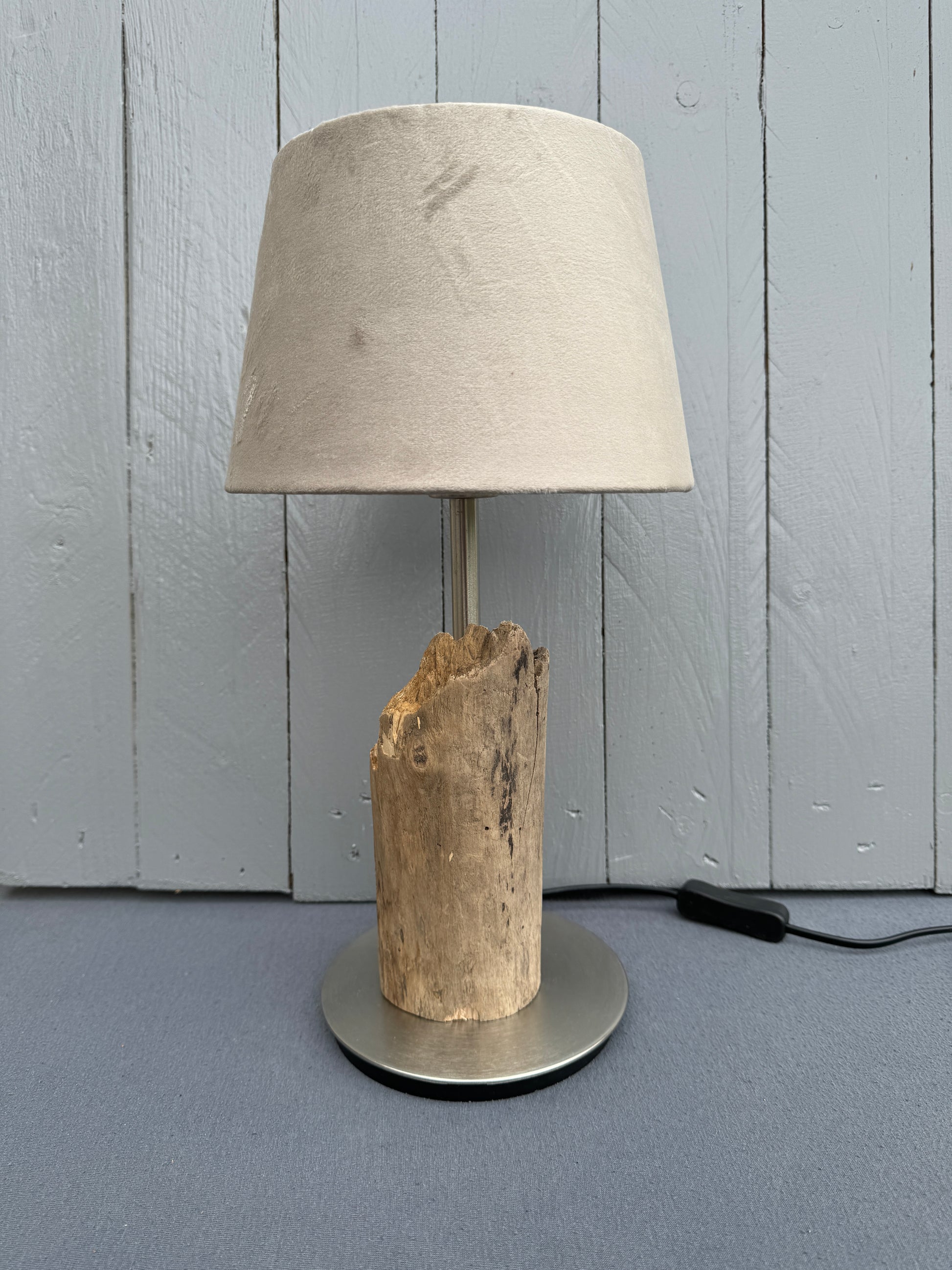 Gemütliche Wohnzimmer-Szene mit der Treibholzlampe „Seewind Nordstrand“ als Blickfang