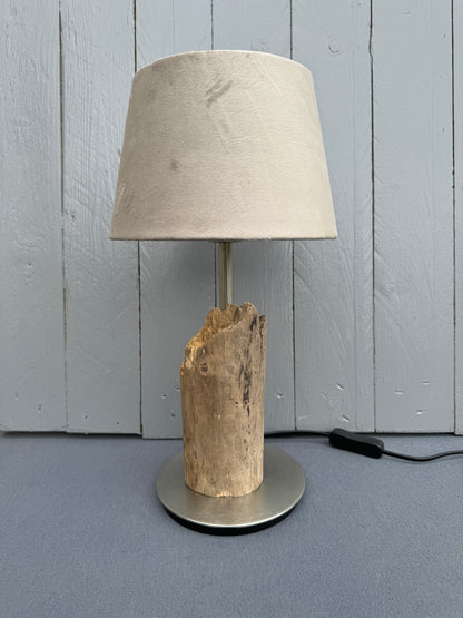 Gemütliche Wohnzimmer-Szene mit der Treibholzlampe „Seewind Nordstrand“ als Blickfang