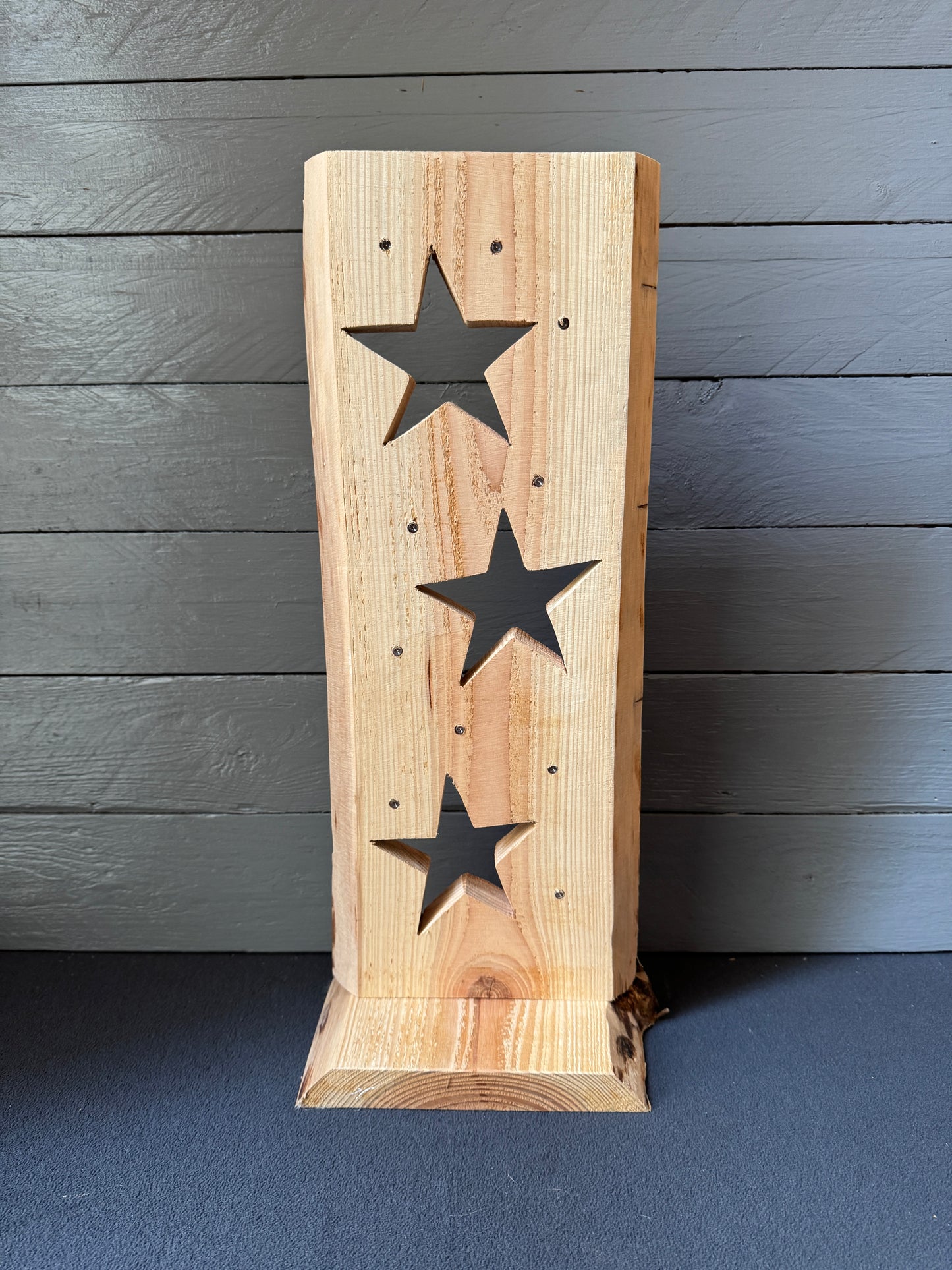 Kleine LED-Holzstele mit Sternen – Weihnachtsdeko mit Licht