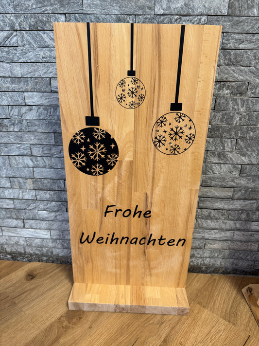 Holzschild „Frohe Weihnachten“ mit drei schwarzen Vinyl-Kugeln und Schneeflockenmuster – handgefertigte Weihnachtsdeko aus Holz.
