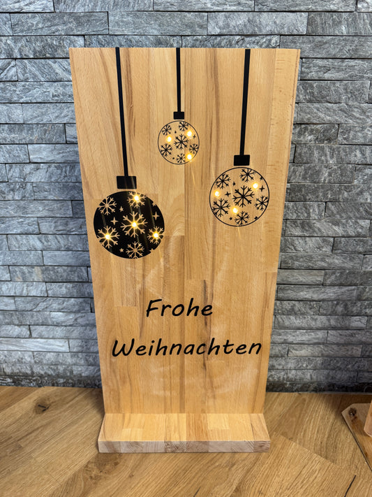 Beleuchtetes Holzschild „Frohe Weihnachten“ mit Vinyl-Kugeln und warmweißer LED-Lichterkette, handgefertigte Weihnachtsdekoration.