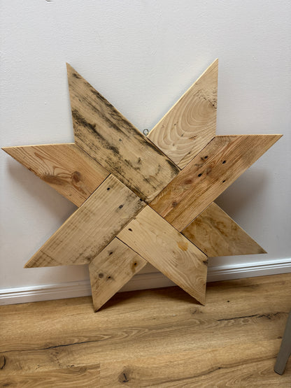 Großer Holzstern aus Palettenholz – handgefertigte, nachhaltige Weihnachtsdekoration mit rustikalem Charme.