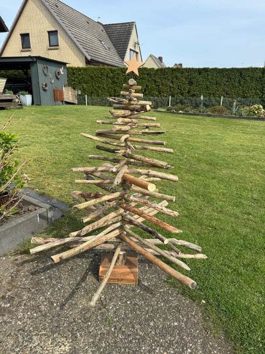 Großer Tannenbaum aus Treibholz von der Nordsee