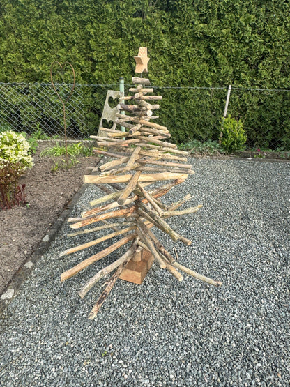 Großer Tannenbaum aus Treibholz von der Nordsee