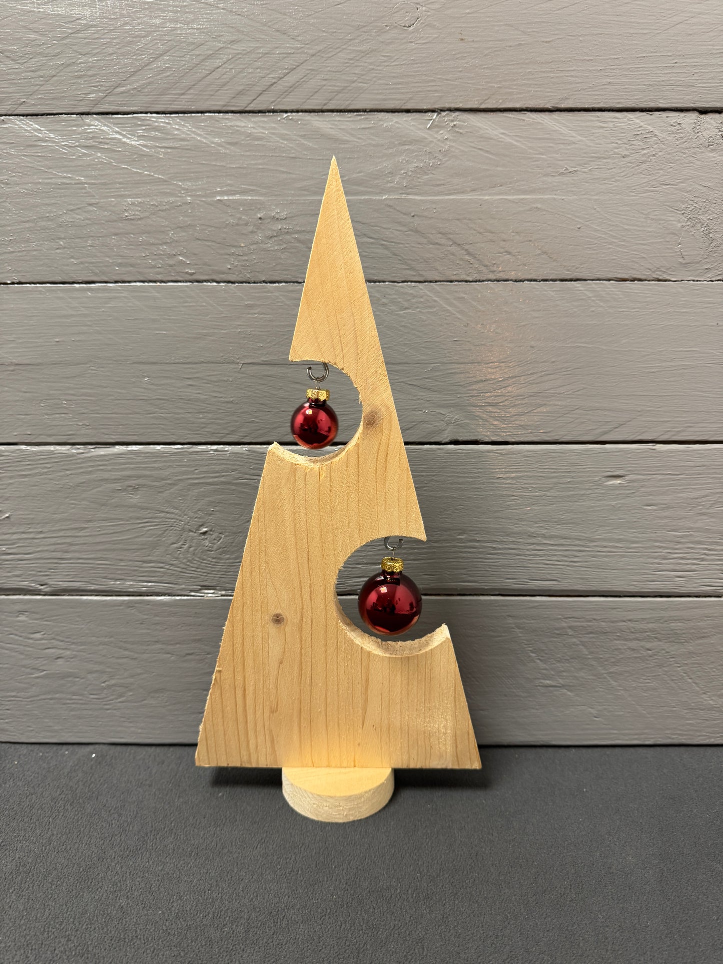 Ein Hauch von Festlichkeit – der handgefertigte Tannenbaum mit 2 Kugeln aus Altholz