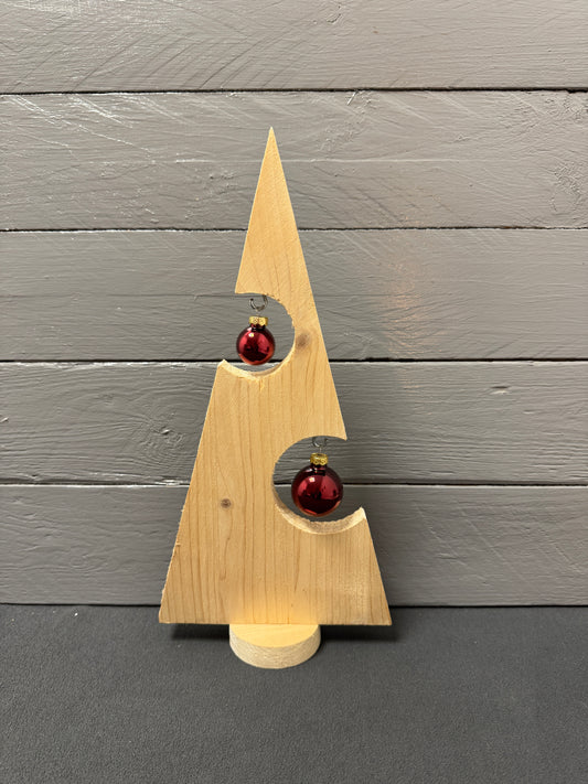 Ein Hauch von Festlichkeit – der handgefertigte Tannenbaum mit 2 Kugeln aus Altholz