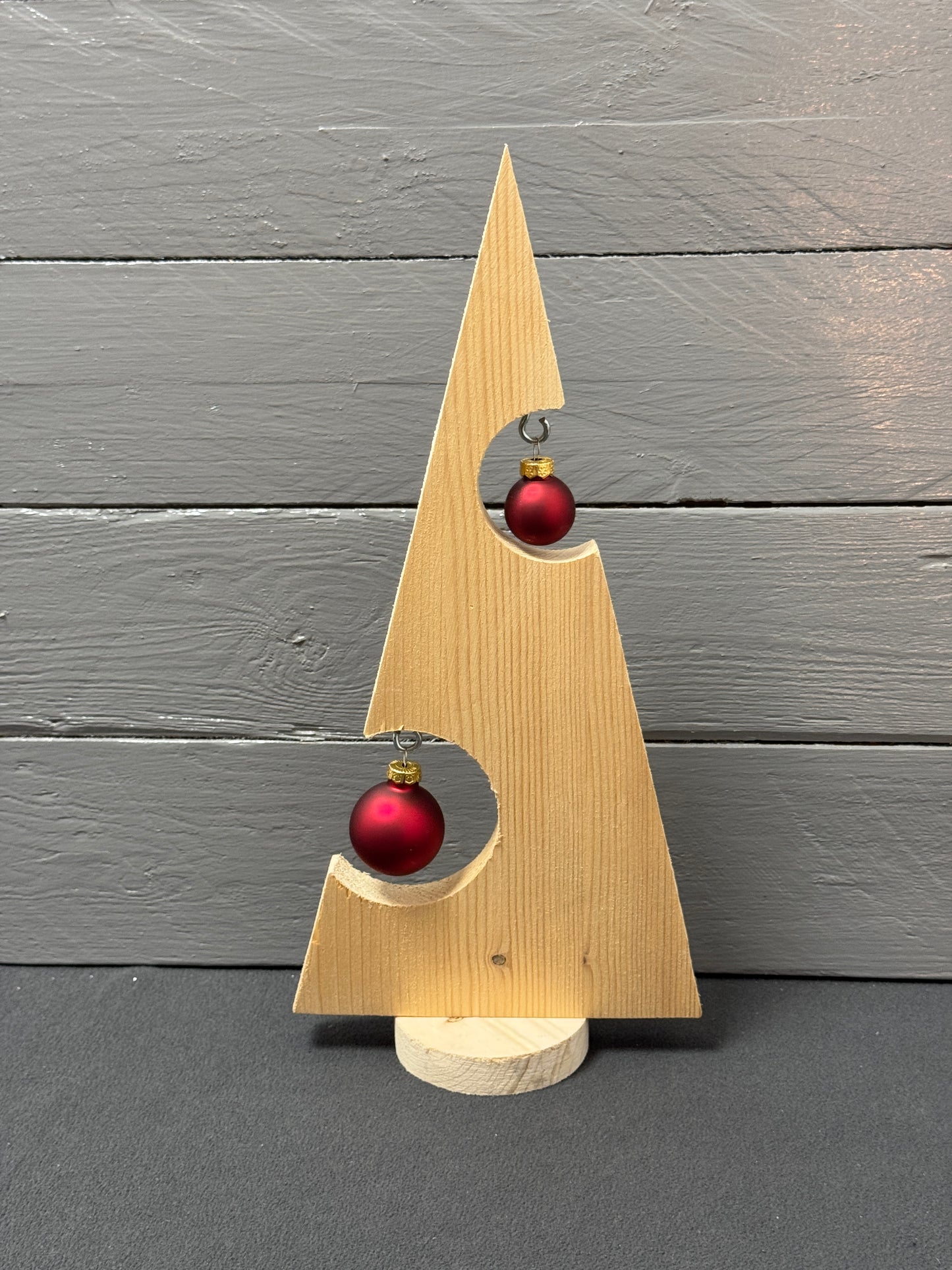 Ein Hauch von Festlichkeit – der handgefertigte Tannenbaum mit 2 Kugeln aus Altholz