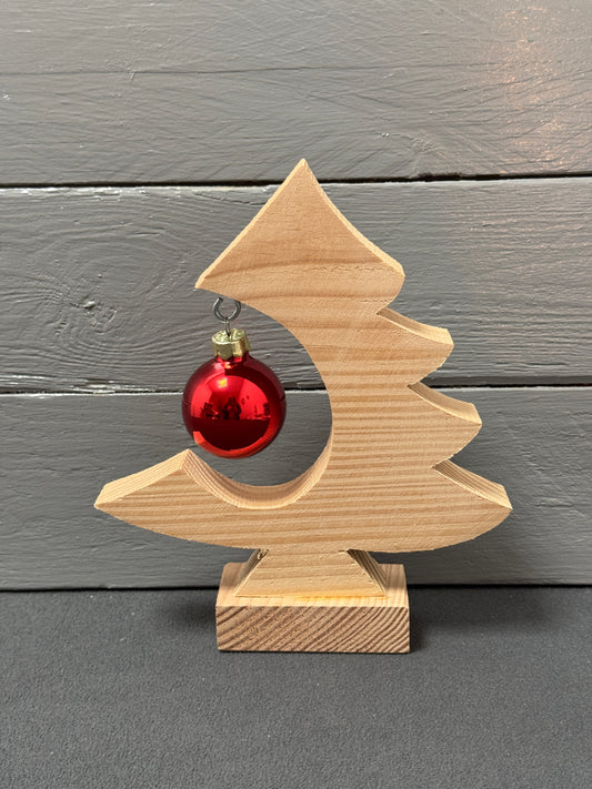 Ein Hauch von Festlichkeit – der handgefertigte Tannenbaum mit Kugel aus Lärchenholz