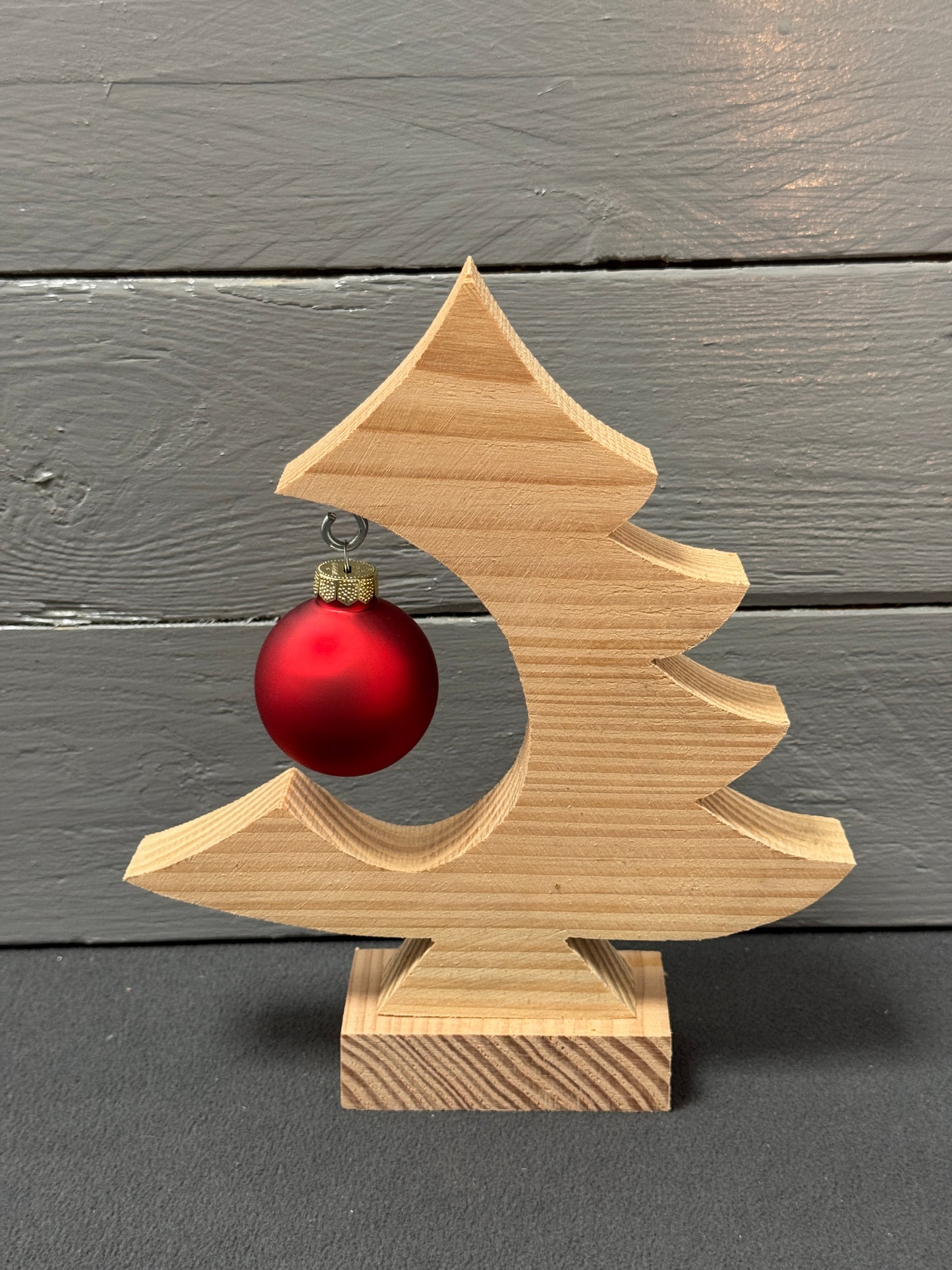 Ein Hauch von Festlichkeit – der handgefertigte Tannenbaum mit Kugel aus Lärchenholz
