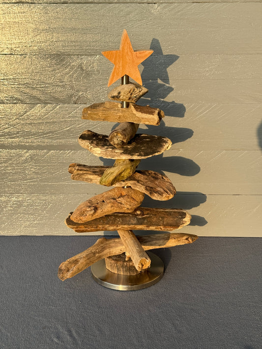 Kleiner Tannenbaum aus Treibholz – Handgefertigte Weihnachtsdeko im maritimen Stil