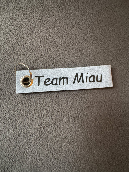 Schlüsselanhänger aus Filz mit dem Text „Team Miau“, Geschenk für Katzenbesitzer.