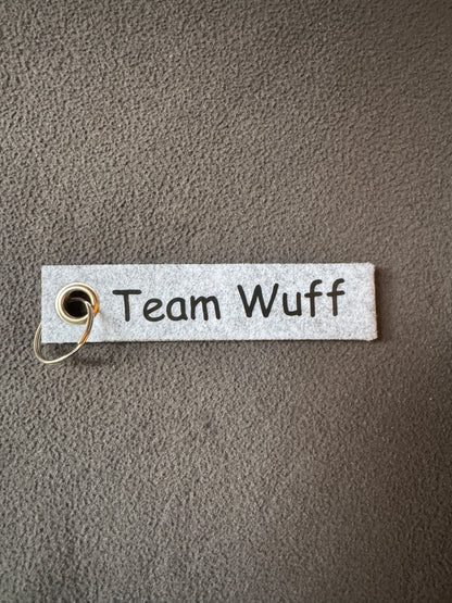 Filzanhänger „Team Wuff“, ideal für Hundebesitzer oder Spaziergänger.